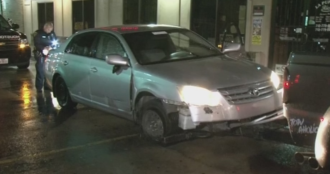 HPD Man shot once, crashes car through apartment complex gate
